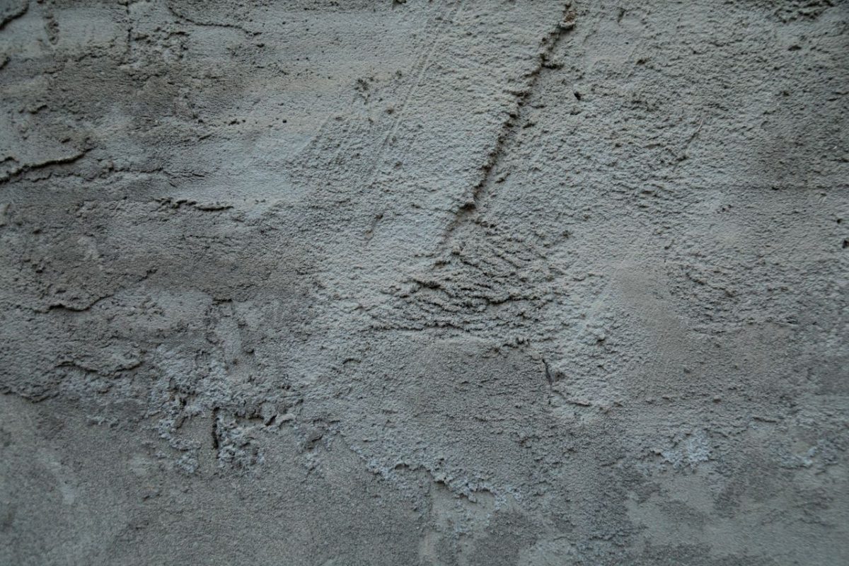 Torkretowanie betonu (beton natryskowy) w praktyce – na czym polega ta technologia, gdzie jest niezbędna i jakie ma przewagi nad metodami tradycyjnymi?