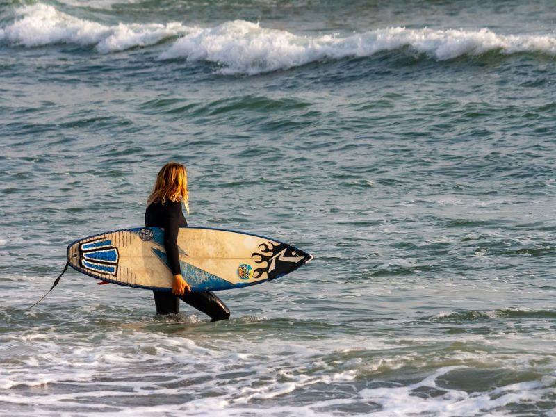 Surfing poza sezonem: kierunki, gdzie ocean pracuje, gdy w Polsce jest zima
