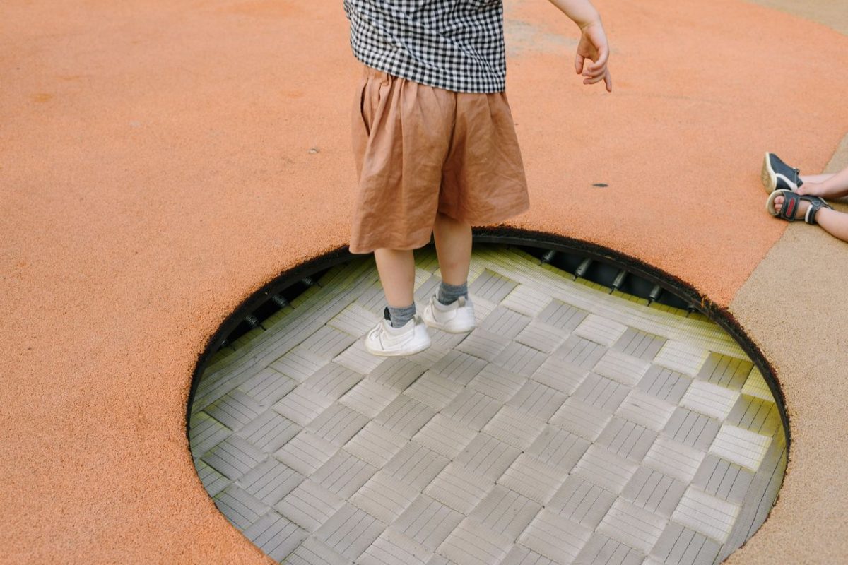 Trampolina wpuszczona w grunt — bezpieczniejsza alternatywa dla klasycznej konstrukcji na nogach