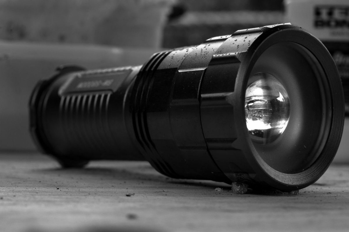 Lumeny, zasilanie, materiał – jak wybrać idealną i w pełni wodoodporną latarkę taktyczną lub outdoorową czołówkę?