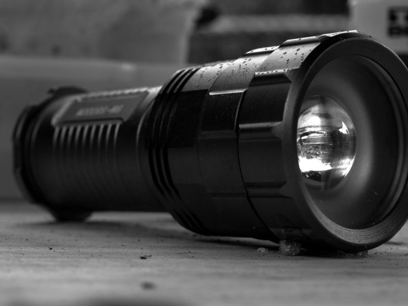 Lumeny, zasilanie, materiał – jak wybrać idealną i w pełni wodoodporną latarkę taktyczną lub outdoorową czołówkę?