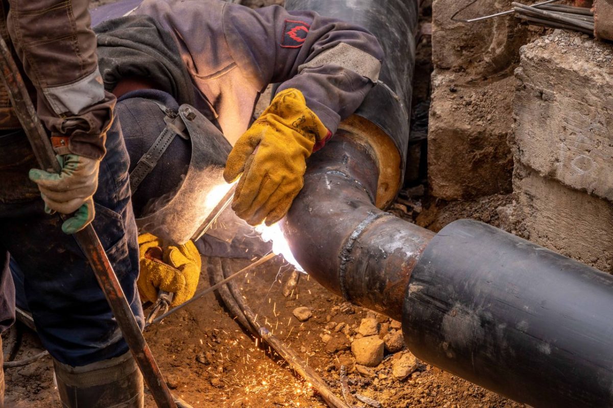 Zasilacze hydrauliczne w systemach ciągłych – najczęstsze przyczyny powstawania awarii oraz metody zapobiegania przestojom i kosztownym awariom