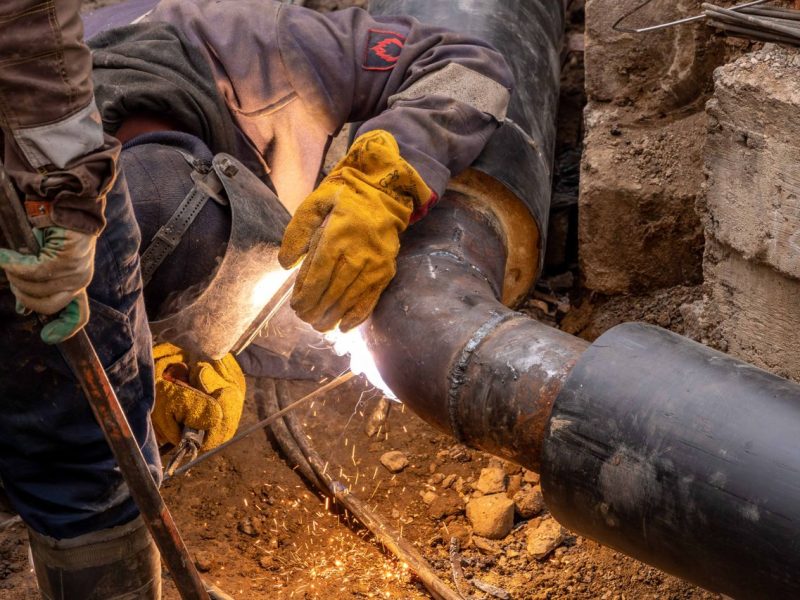 Zasilacze hydrauliczne w systemach ciągłych – najczęstsze przyczyny powstawania awarii oraz metody zapobiegania przestojom i kosztownym awariom